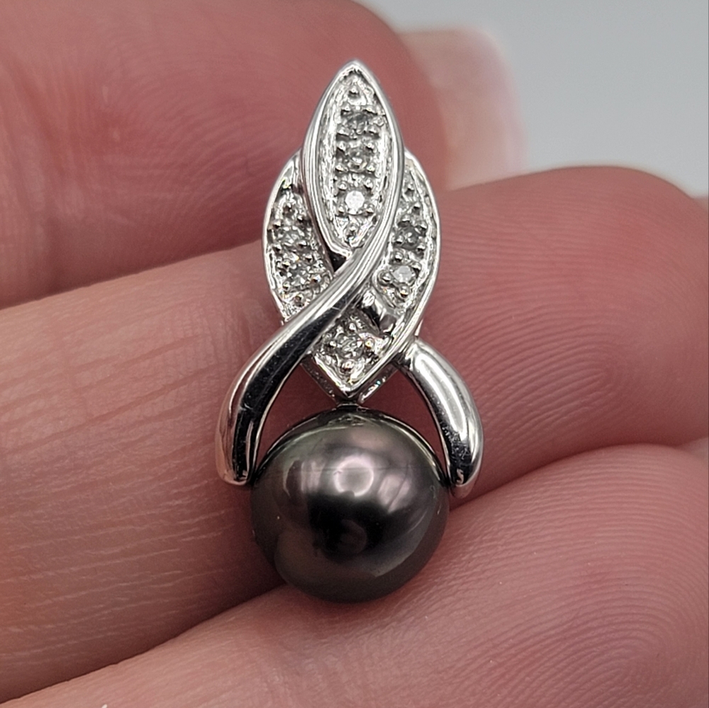 Heng Ngai 10K whit gold Black Tahitian Peal Pendant